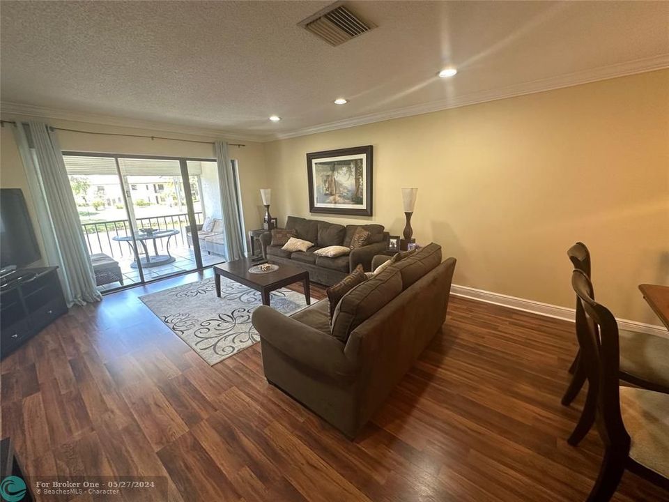 For Sale: $339,900 (2 beds, 2 baths, 1216 Square Feet)