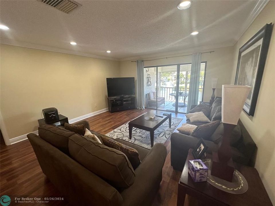 For Sale: $339,900 (2 beds, 2 baths, 1216 Square Feet)