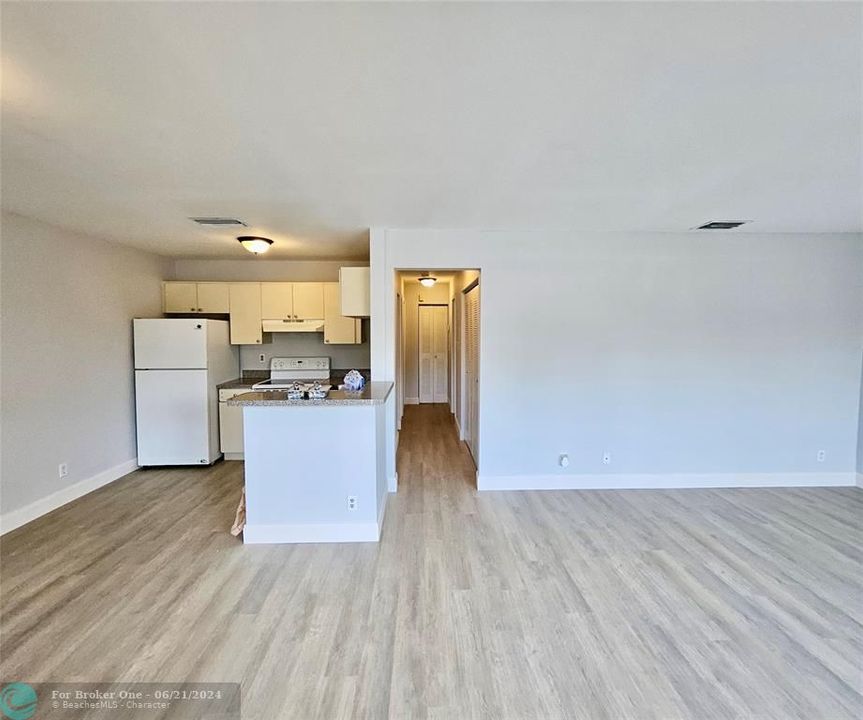 Active With Contract: $2,000 (2 beds, 2 baths, 860 Square Feet)