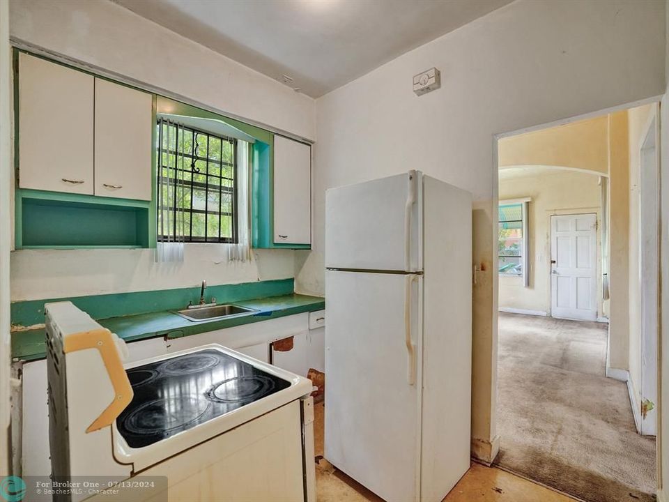 Active With Contract: $362,500 (2 beds, 1 baths, 814 Square Feet)