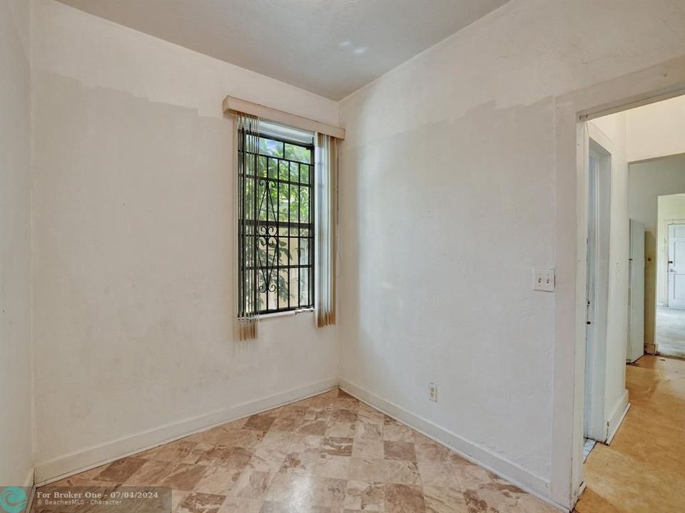 Active With Contract: $362,500 (2 beds, 1 baths, 814 Square Feet)