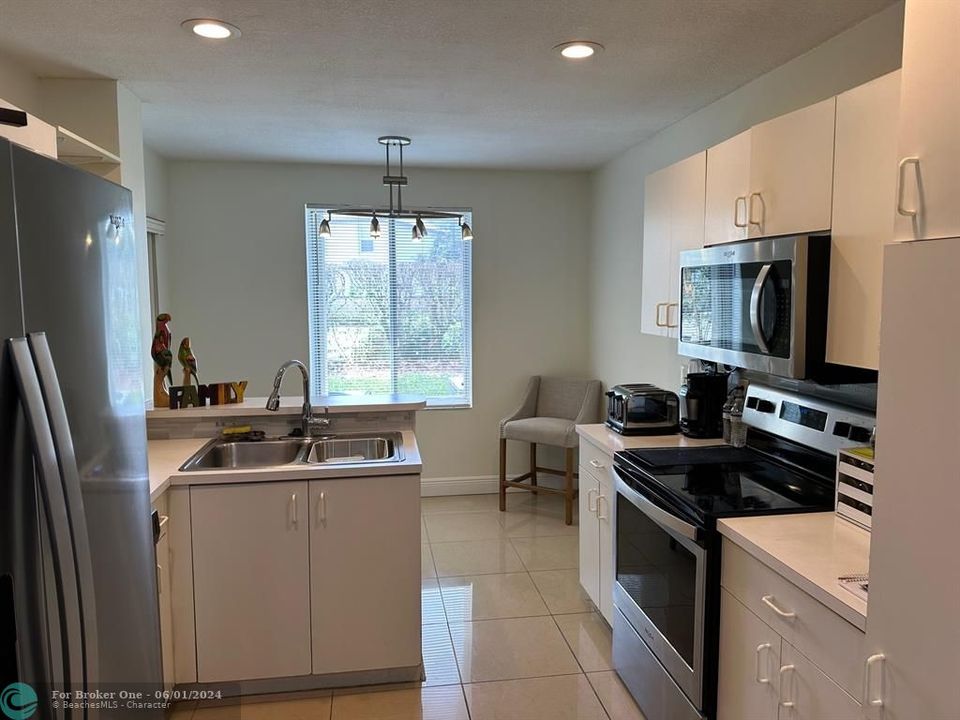 For Sale: $449,000 (2 beds, 2 baths, 1370 Square Feet)