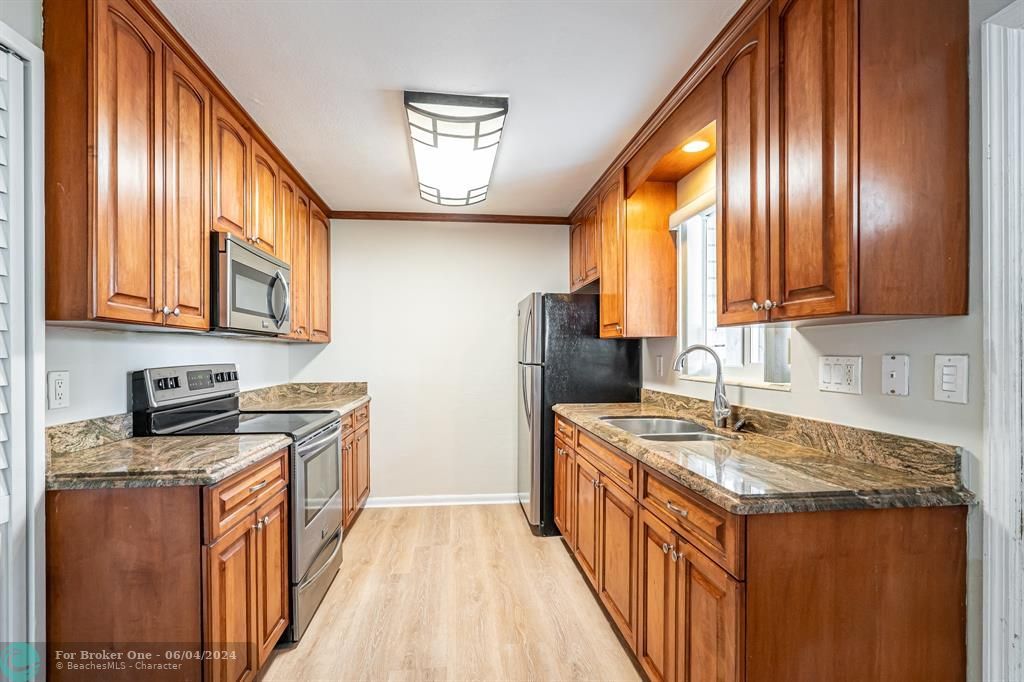 For Sale: $2,350 (2 beds, 1 baths, 732 Square Feet)