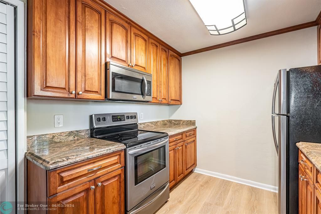 For Sale: $2,350 (2 beds, 1 baths, 732 Square Feet)