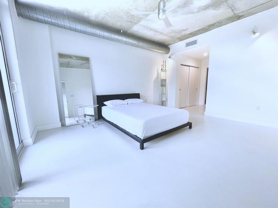 For Sale: $799,000 (1 beds, 1 baths, 966 Square Feet)