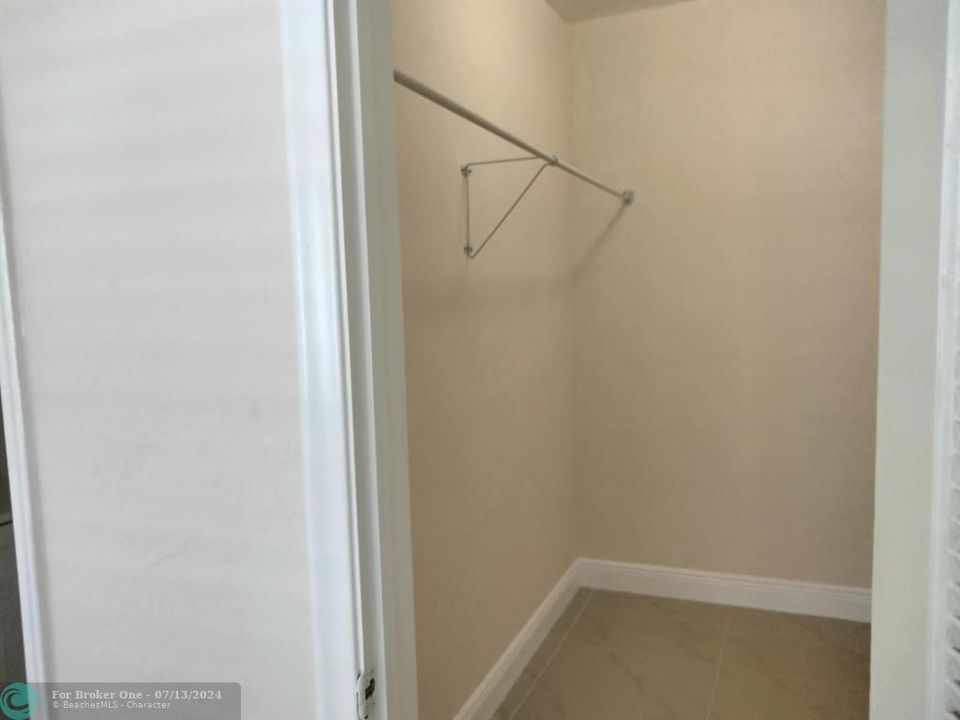 Active With Contract: $1,650 (1 beds, 1 baths, 693 Square Feet)
