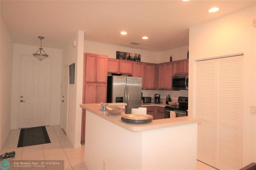 For Rent: $2,600 (2 beds, 2 baths, 1272 Square Feet)