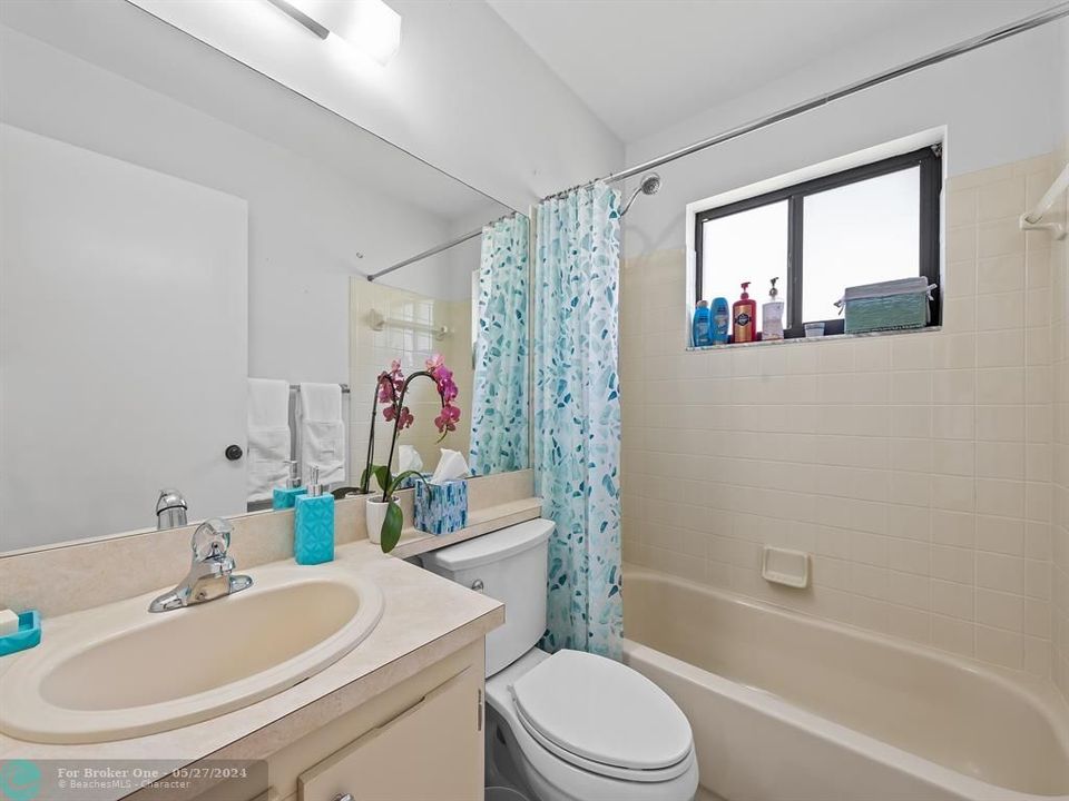 For Sale: $299,950 (2 beds, 2 baths, 980 Square Feet)