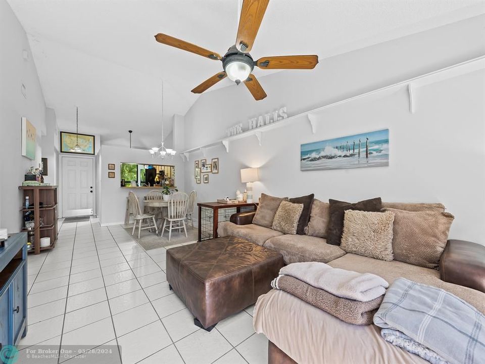 Active With Contract: $299,950 (2 beds, 2 baths, 980 Square Feet)