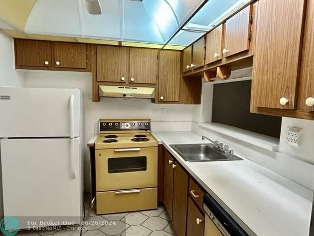 For Sale: $95,000 (1 beds, 1 baths, 750 Square Feet)