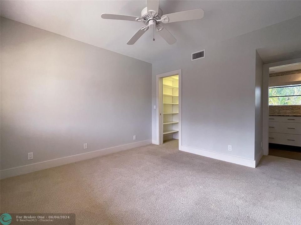 Active With Contract: $2,400 (1 beds, 1 baths, 850 Square Feet)