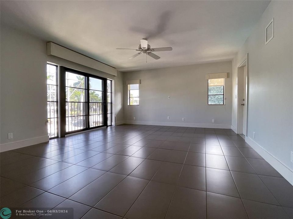 Active With Contract: $2,400 (1 beds, 1 baths, 850 Square Feet)
