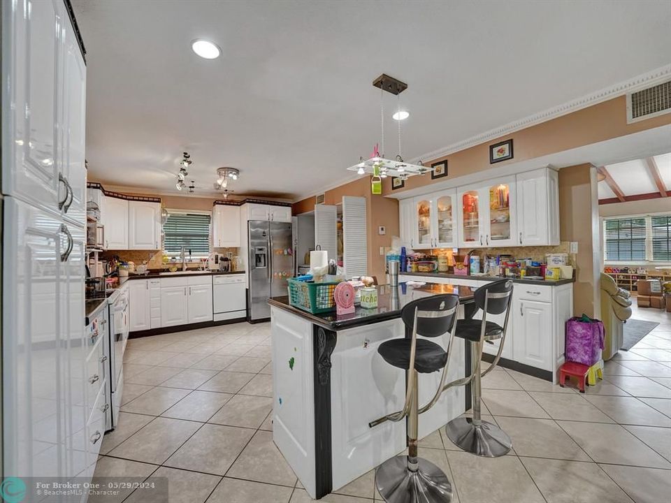 For Sale: $949,900 (3 beds, 2 baths, 1860 Square Feet)
