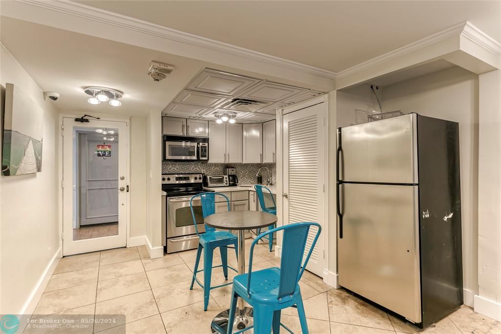 For Sale: $425,000 (2 beds, 2 baths, 1040 Square Feet)