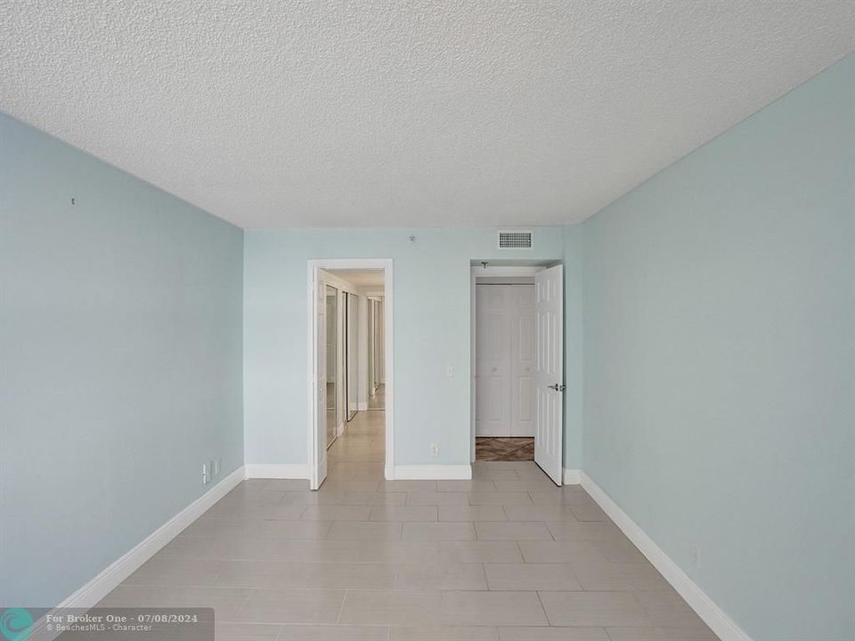 For Sale: $230,000 (1 beds, 1 baths, 990 Square Feet)