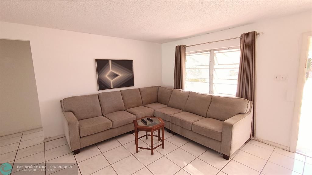 For Sale: $388,000 (2 beds, 1 baths, 960 Square Feet)