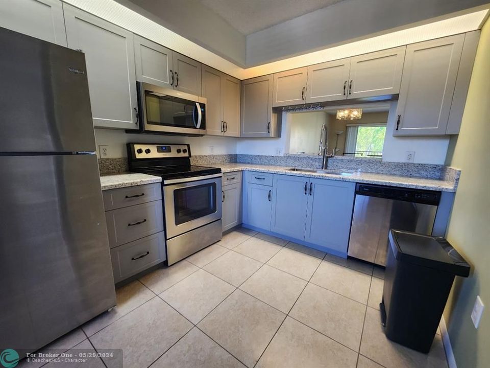 For Sale: $250,000 (2 beds, 1 baths, 1032 Square Feet)