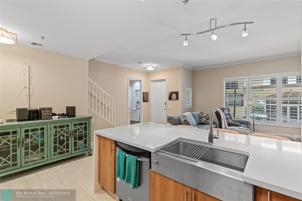 For Sale: $589,900 (2 beds, 2 baths, 1721 Square Feet)