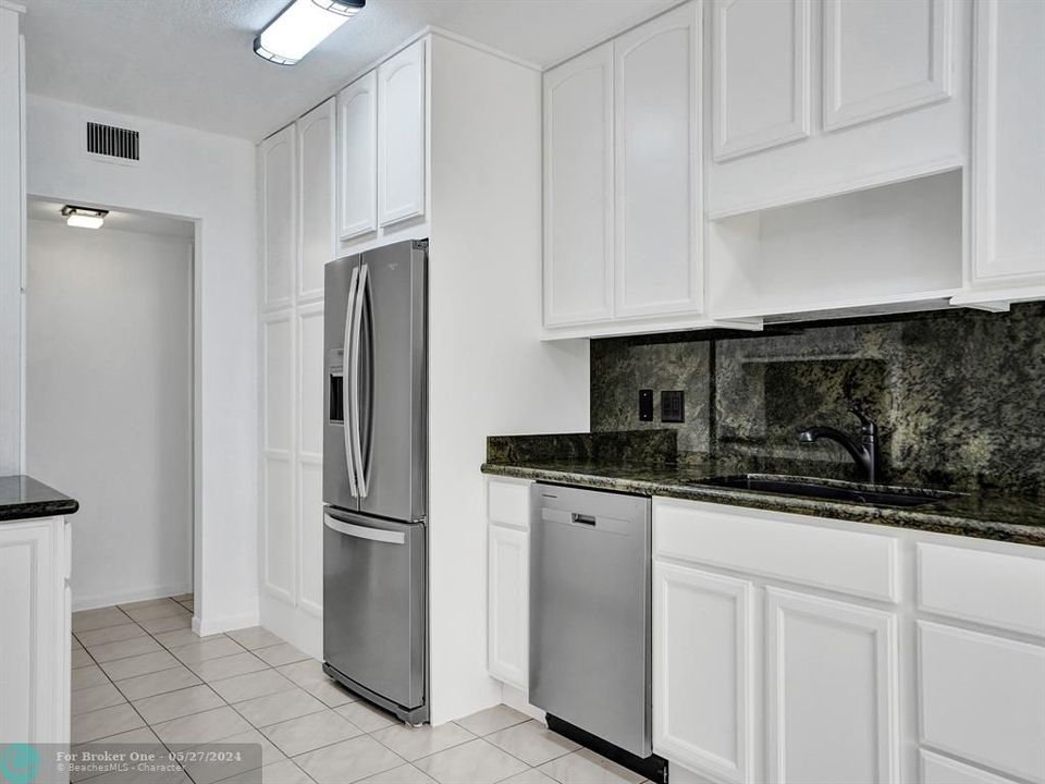 For Sale: $349,550 (2 beds, 2 baths, 1027 Square Feet)