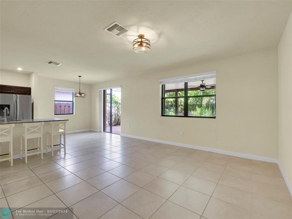 For Sale: $625,000 (5 beds, 3 baths, 2516 Square Feet)