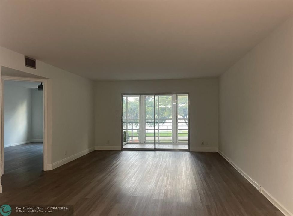 For Sale: $229,995 (2 beds, 2 baths, 1275 Square Feet)
