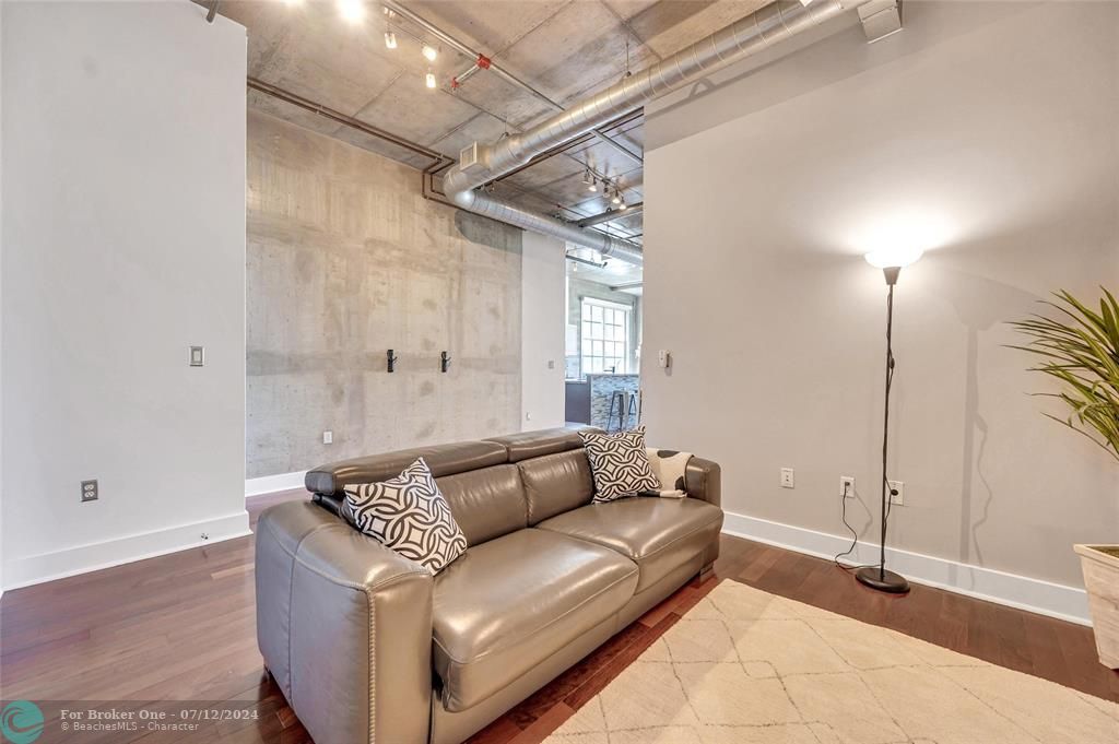 For Sale: $549,000 (2 beds, 1 baths, 975 Square Feet)