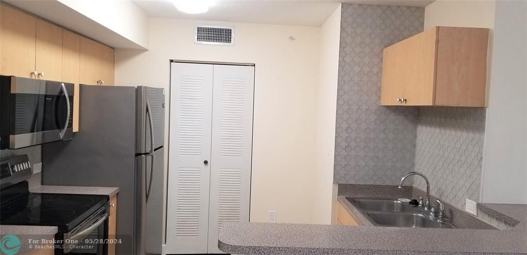 For Rent: $1,800 (1 beds, 1 baths, 793 Square Feet)