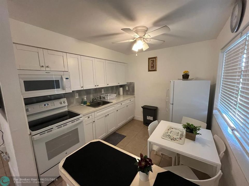 For Rent: $1,900 (0 beds, 1 baths, 1420 Square Feet)
