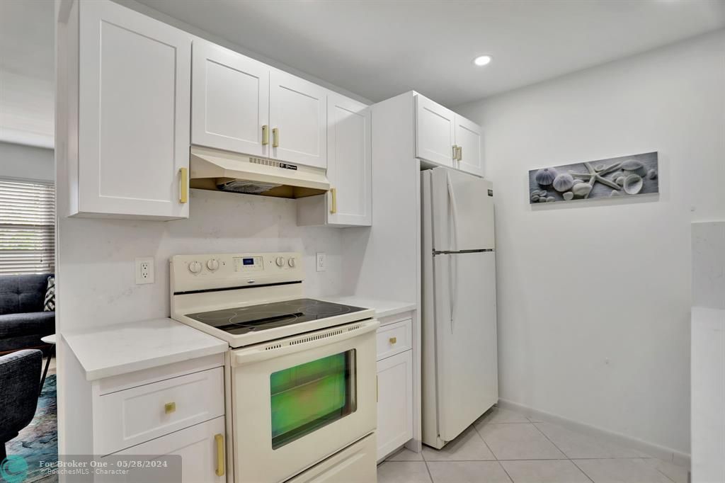 For Sale: $169,900 (1 beds, 1 baths, 861 Square Feet)