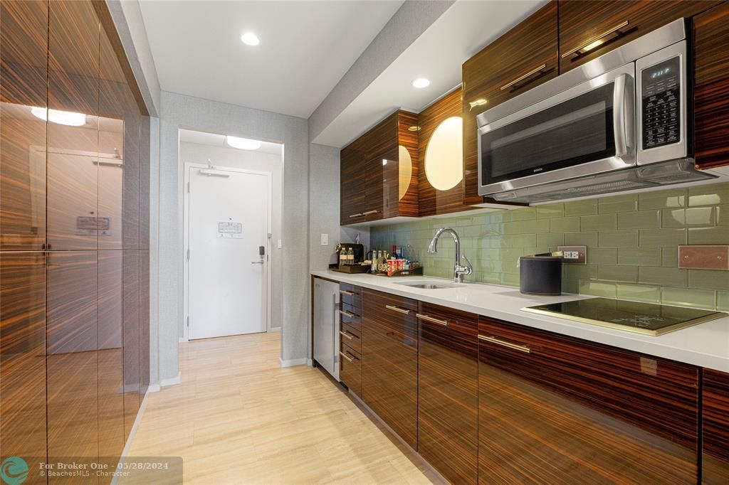 For Sale: $599,000 (1 beds, 1 baths, 641 Square Feet)