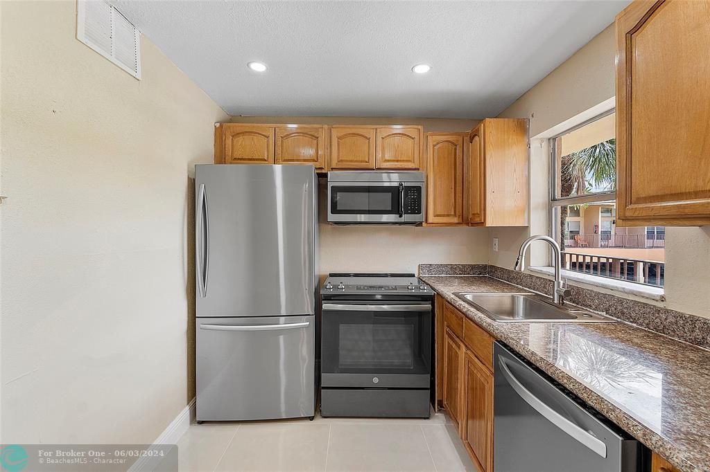 For Sale: $150,000 (2 beds, 1 baths, 624 Square Feet)