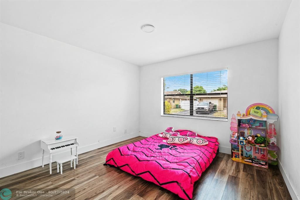 Active With Contract: $550,000 (3 beds, 2 baths, 1752 Square Feet)