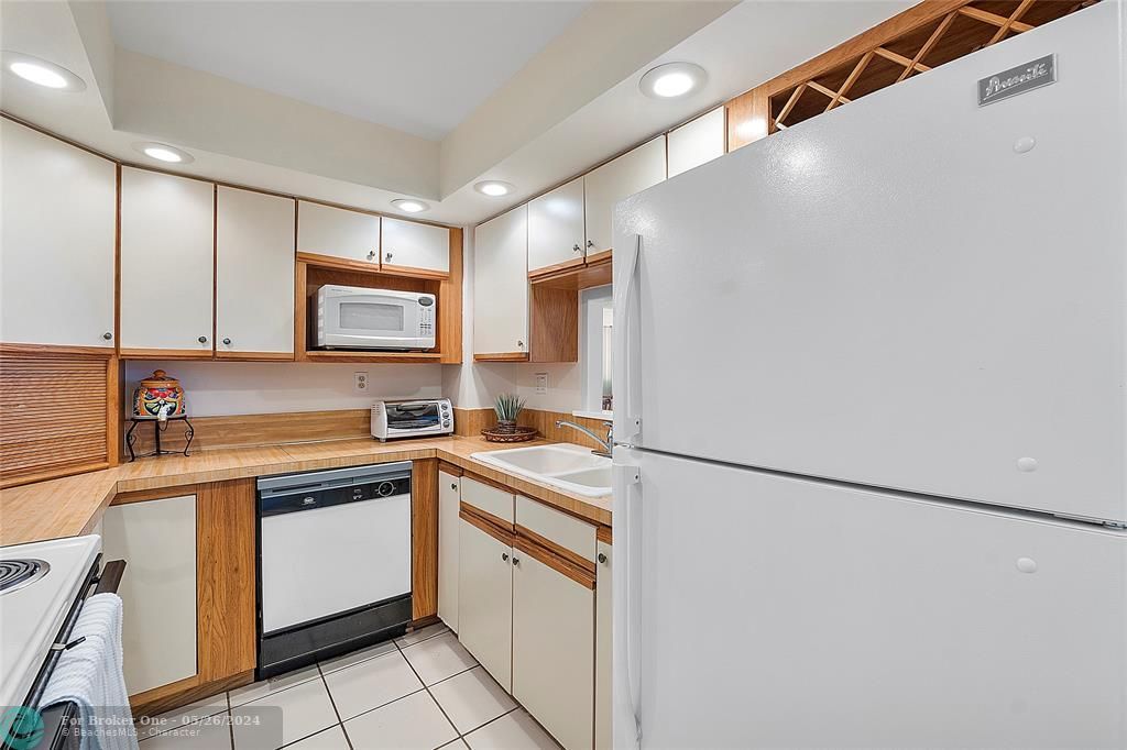 Active With Contract: $305,000 (2 beds, 2 baths, 1036 Square Feet)