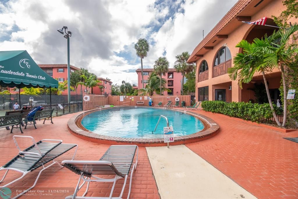 Active With Contract: $1,900 (2 beds, 2 baths, 1008 Square Feet)