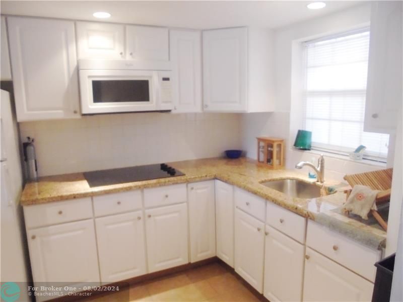 For Rent: $2,200 (2 beds, 2 baths, 1008 Square Feet)