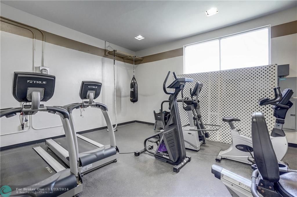 Active With Contract: $1,900 (2 beds, 2 baths, 1008 Square Feet)