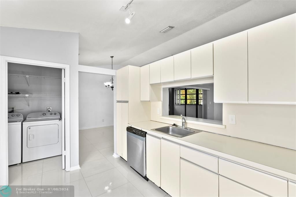 For Sale: $355,000 (2 beds, 2 baths, 1570 Square Feet)