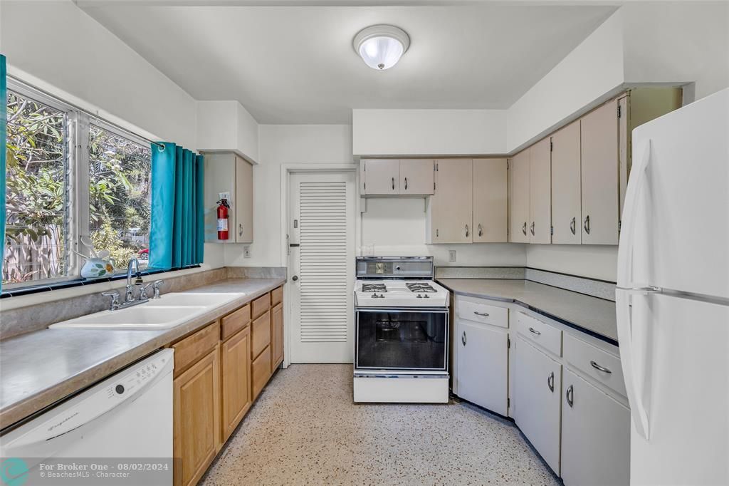 Active With Contract: $588,000 (2 beds, 2 baths, 1310 Square Feet)