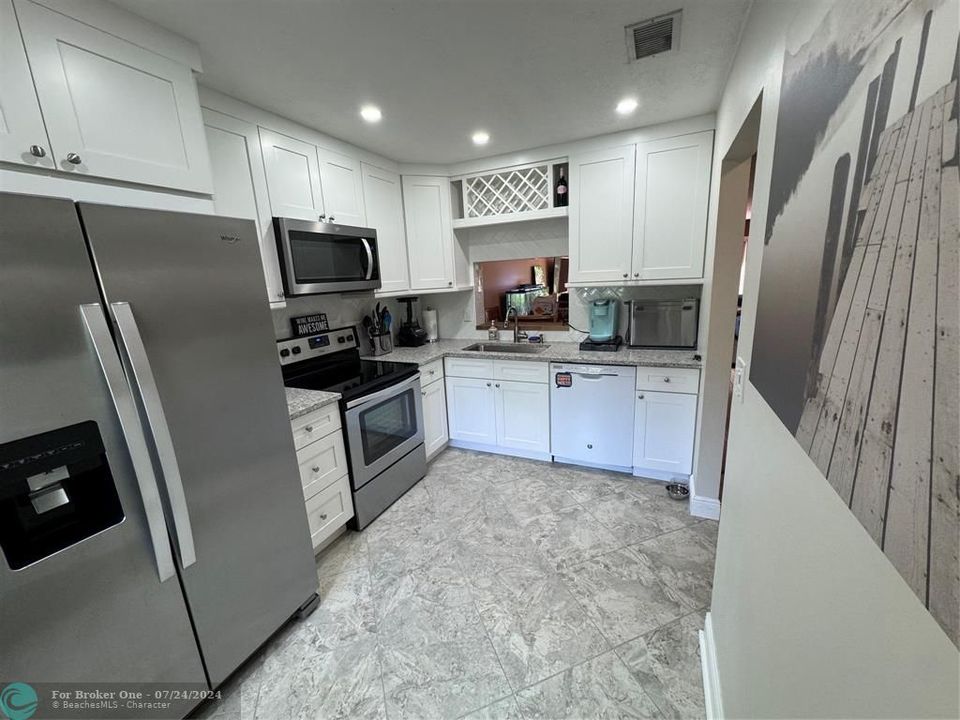 For Sale: $349,900 (2 beds, 2 baths, 1406 Square Feet)