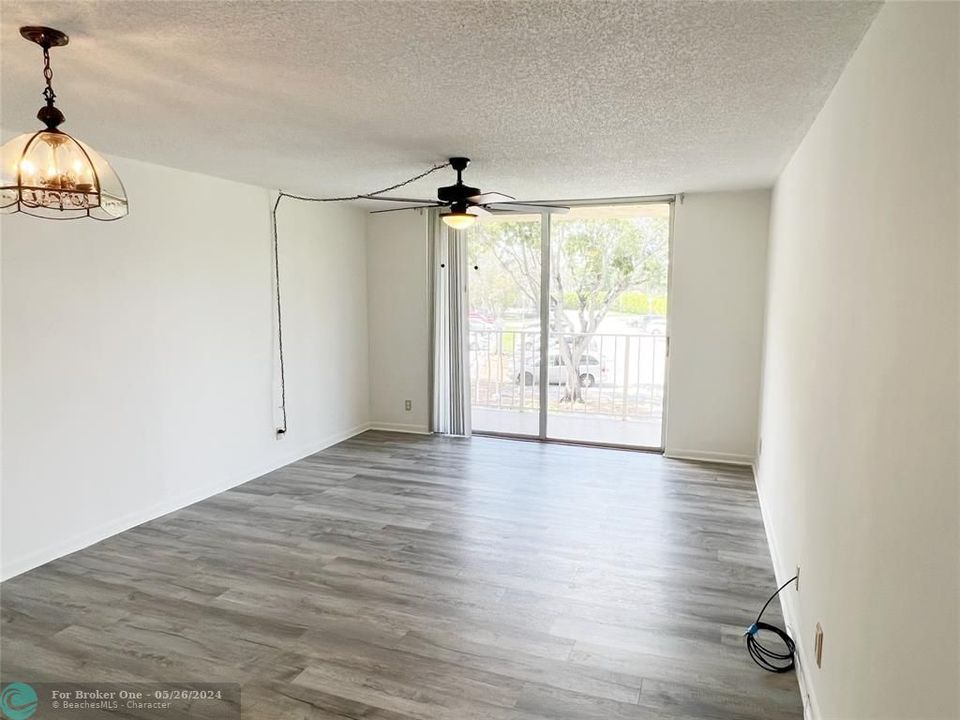 For Rent: $1,600 (1 beds, 1 baths, 704 Square Feet)