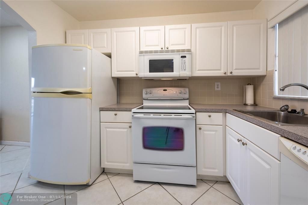 For Sale: $179,900 (2 beds, 2 baths, 850 Square Feet)