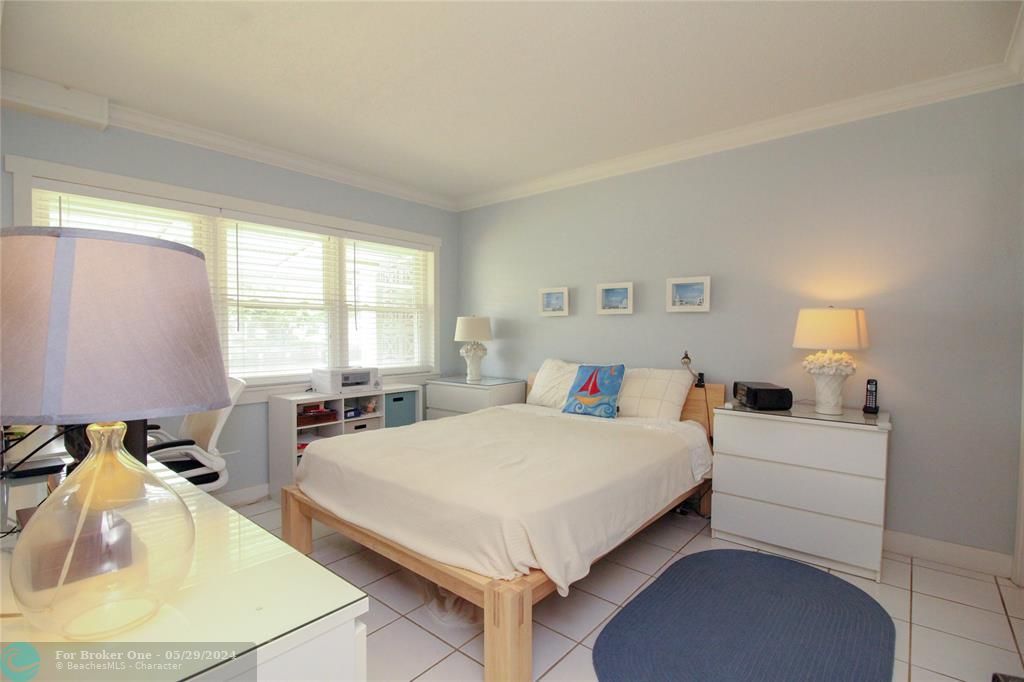 For Sale: $279,000 (2 beds, 2 baths, 888 Square Feet)