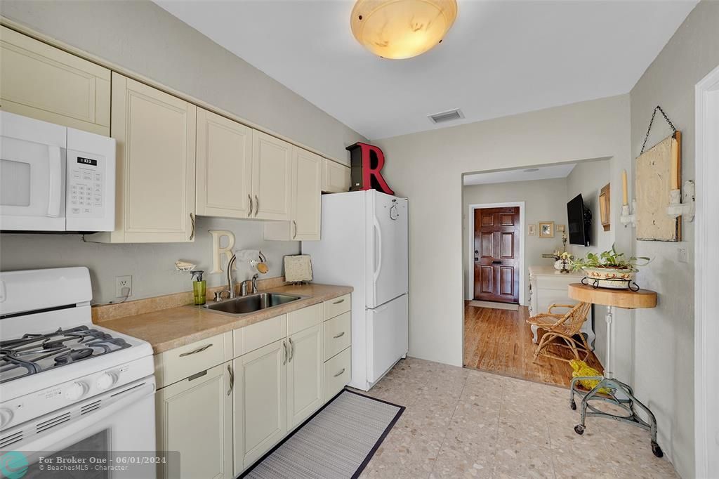 For Sale: $419,000 (2 beds, 1 baths, 934 Square Feet)