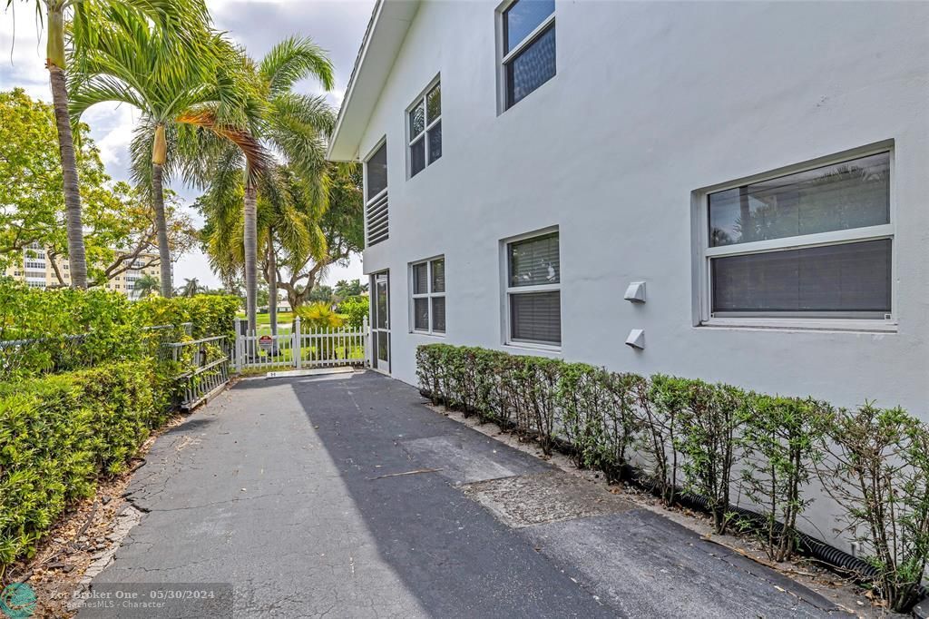 For Sale: $389,000 (2 beds, 2 baths, 942 Square Feet)