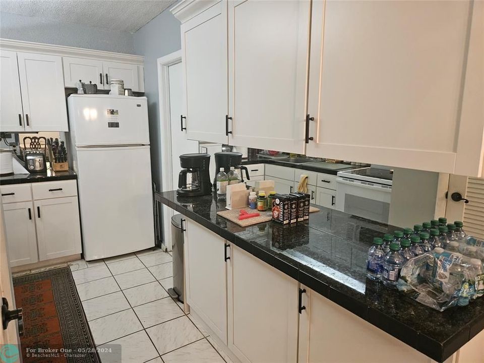 For Sale: $174,900 (1 beds, 1 baths, 685 Square Feet)