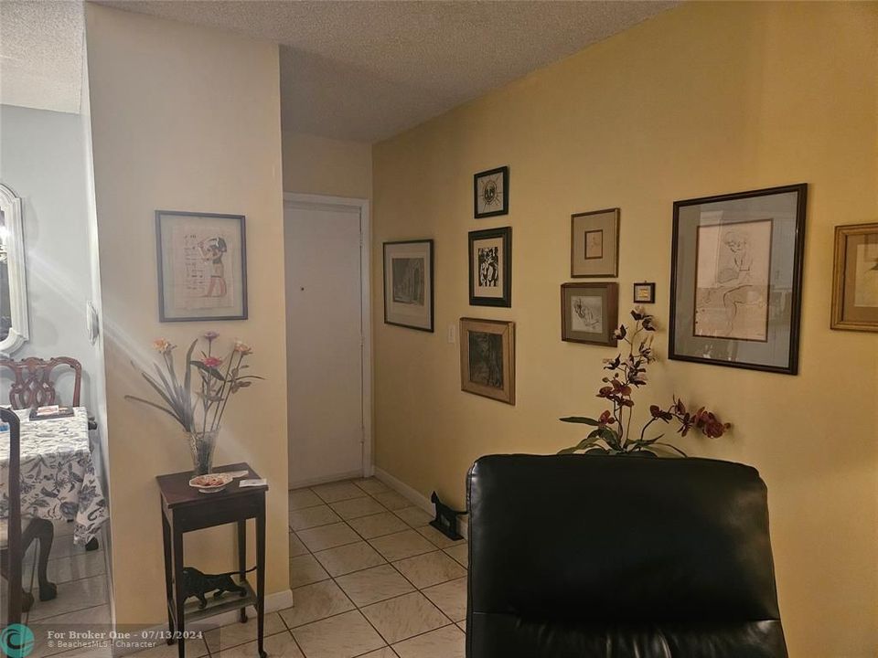 For Sale: $174,900 (1 beds, 1 baths, 685 Square Feet)