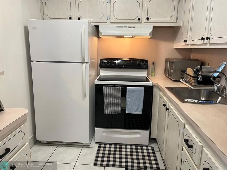 For Sale: $120,000 (1 beds, 1 baths, 593 Square Feet)