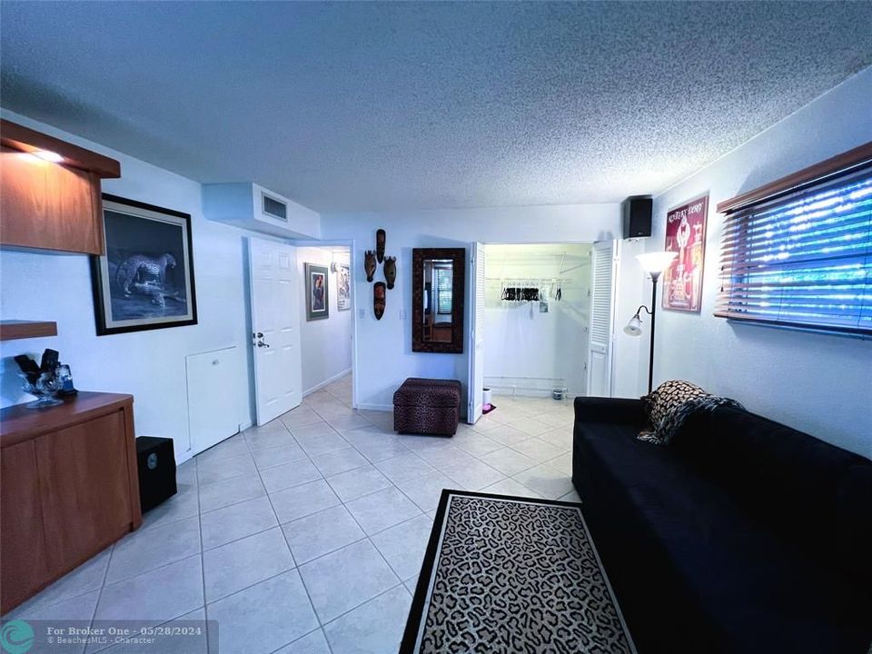 For Sale: $199,900 (2 beds, 2 baths, 1400 Square Feet)