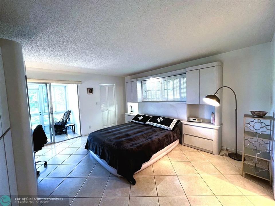 Active With Contract: $199,900 (2 beds, 2 baths, 1400 Square Feet)