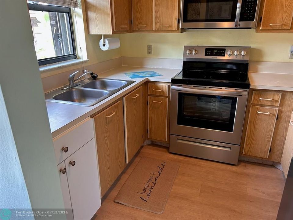 Active With Contract: $226,500 (1 beds, 1 baths, 750 Square Feet)